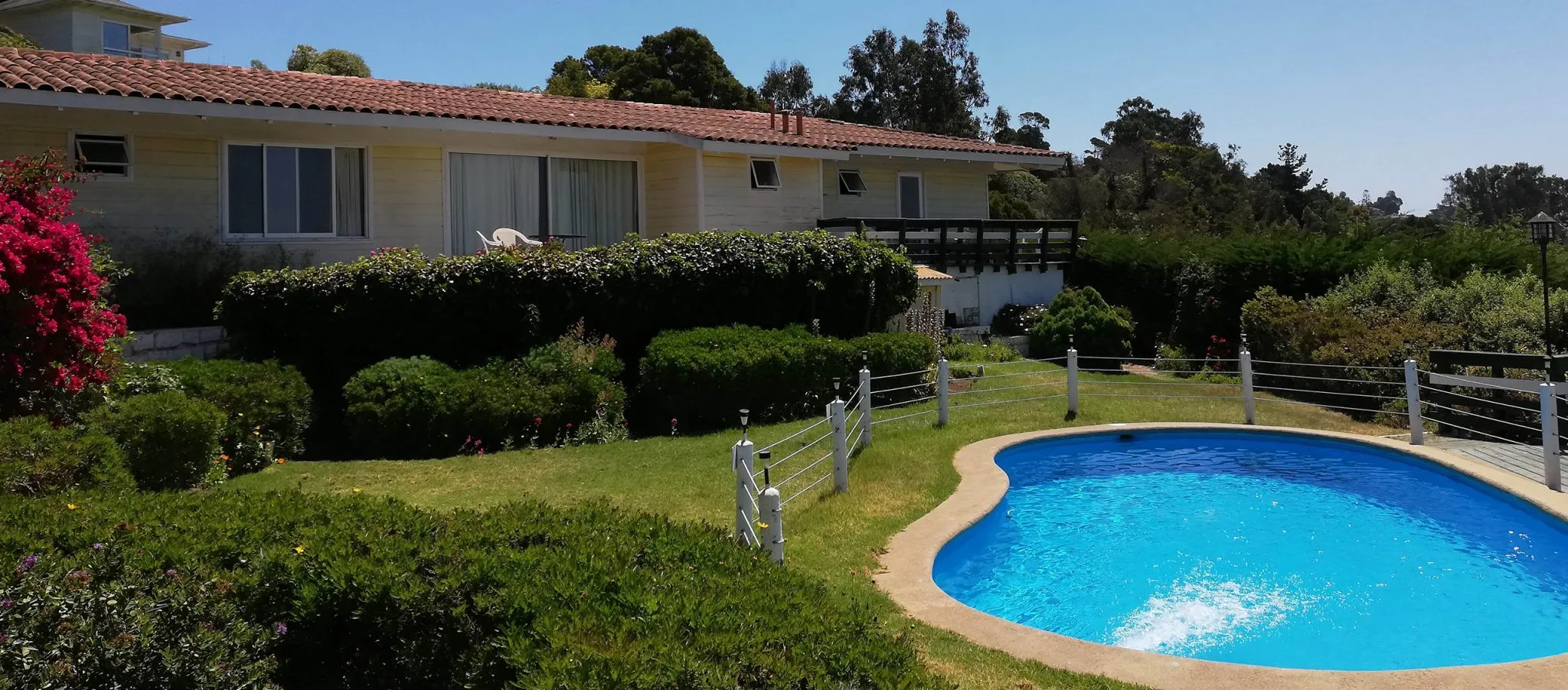 Jardín, piscina y edificio de Hotel Rocas
