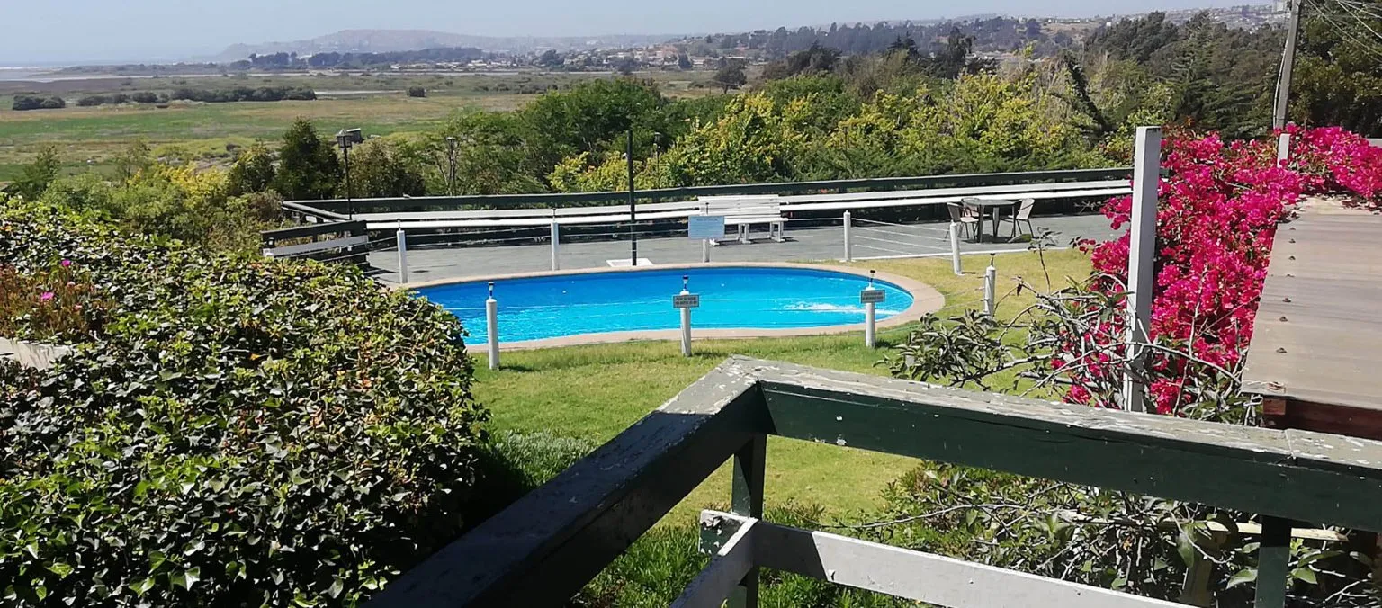 Piscina y vista hacia la costa desde Hotel Rocas